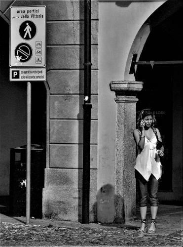 Ragazza in piazza